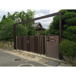 立派なお宅でしたので、ＬＩＸＩＬの+Ｇでフレームをつけ象徴的に、またお庭のお手入れにトラックが入ってくることもあるようでしたので、広く開口の取れる４枚折戸をご提案しました。既存物の絡みと施工性、デザイン性を考慮して、門柱はテグランをつけてます。
