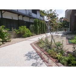 自転車が趣味のご施主様と車いすに乗られるお父様の為にもアプローチを作り替えてスロープを設けました。広いお庭はお客様のご希望で和と洋両方の雰囲気を感じられるように区切っています。