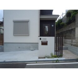 シンプルなデザインがお好きだということでしたので、あまりゴチャゴチャしたデザインや素材は省き、シンプルでまとまりのある仕上がりを目指しました。
