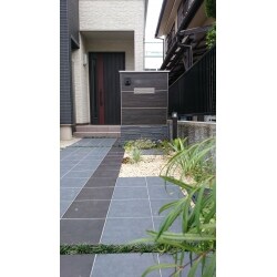 アプローチはタイル貼り、門塀は屋外でも安心して使える、強くて軽くて色褪せないアルミ樹脂複合板を施工してリフォームしました。お庭も芝と砂利を入れ直し、お手入れしやすい形になりました。
