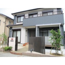 水勾配をとり直し、雑草対策を兼ねて防草シートと砂利でもう大丈夫。一緒に物干しスペースも大きくして、人工木のウッドデッキと目隠しフェンスも施工しました。