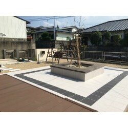 大きなタイルテラスとベンチでシンプルだけど飽きのこないデザインです。その他は防草シートと砂利でローコスト・ローメンテナンスなお庭に大変身！