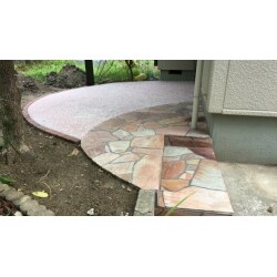 ピンクの豆砂利と乱形石で明るい雰囲気に！アール型に仕上げて優しく、可愛らしいテラスに仕上げています。

