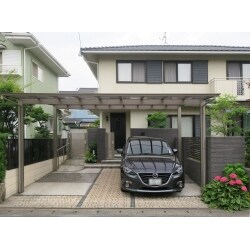 メインの門扉の横にスロープ用の入り口を設けて、車いす、自転車でもすっと上がれるようにしました。門周り、横の壁等すべてタイル張りにさせていただいたので、年月がたっても、汚れを気にすることなく、きれいな状態でした。
