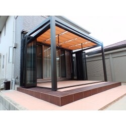 物干し竿は着脱式タイプで、道路側にはカーテンレールを付けて目隠しをしています。扉をフルオープンにしたりクローズにしたり、使い方や季節によって扉の開閉を調整する事ができます。
