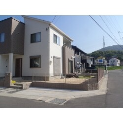 お庭は樹脂デッキや人工芝・砂場を作らせて頂き全体的に手入れがかかりにくい様に防草シートの上にマーブル砂利を敷かせて頂いております。Eフェンスで目隠しをし過ごしやすいお庭になりました。
