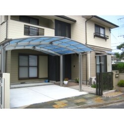 解体する部分を必要最小限にして、駐車スペースを広げました。自然石を取り入れた落ち着いた車庫スペースとお庭が出来ました。