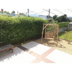 ワンポイントで、ブラウンのタイルを使用しました。ご主人様のご実家から株分けしたモミジが似合う和モダンなお庭になりました。
