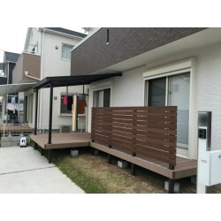 デッキの上には目隠しフェンスも取り付けさせてもらったので外からの視線もさえぎることができます。洗濯物を干すのが楽になるだけでなく、お子様も外にでる機会が増えて楽しみも増えてきます。
