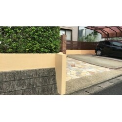 細い板を２本組み合わせることでオリジナリティーのあるフェンスに仕上がりました。塗装も一緒にさせて頂きましたのできれいに生まれ変わりました。
