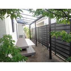 既存のタイルテラスを活かしたカタチでのウッドデッキを設置しています。洗濯物を干すときやお庭への出入りがしやすくなり、統一感のあるブラウン色でグッと高級感のある空間になりました。
