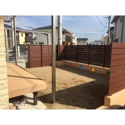 H様のお好きなガラスブロックが道路から眺めるととても目立ち明るい外観に仕上がりました。お庭で土を掘ったりデッキで遊んだりとお子さんが安心して遊ぶことが出来ます。
