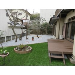 人が集えば椅子にもなるデッキや部屋から見える花壇、横にもなって寝ころぶこともできる人工芝など日々、ガーデニングや愛猫ちゃんが日向ぼっこできる癒しの空間に活躍しているようです。
