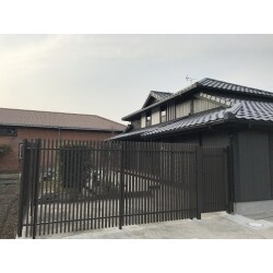 道路からお庭や寝室が筒抜けにならないよう目隠しのフェンスを設置しました。お家の和モダンな雰囲気に合う縦格子のフェンスと門扉で駐車場とお庭の区切りができました。お庭の一角には新緑と紅葉がきれいな植栽をしたので、これから四季を感じることができますね。春が待ち遠しいです。