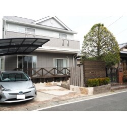 お子様の車が増えるので、車庫を一台分増設したいというご相談でした。ついでに、元々あった木製デッキのリフォームもさせていただきました。