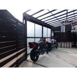 車庫側には車1台とバイクが停めれるサイズのカーポート。勝手口側にはバイク置き場、洗濯物干し、ゴミ置き場として使っていただけるテラス屋根を設置。掃出し窓側にはお庭として使っていただけるタイルテラスとテラス屋根を設置しました。

