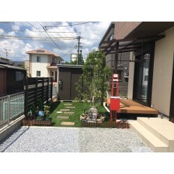 お洗濯スペースとして、ウッドデッキと屋根を付けたいということでご来店いただきました。リウッドデッキ・サザンテラスとフェンスもご提案させていただきました。工事後、ご主人様がお庭づくりをされたようで、とても素敵な空間に変わりました。
