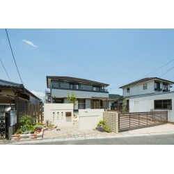 お花がたくさんのアプローチ、さわやかな門塀、広々としたデッキ…たくさんのこだわりが詰まっています。ライティングにより夜もムード満点です。昼も夜もお庭を眺めてくつろげる、お庭でもくつろげる、ご家族の大切な時間を有意義に過ごせる空間が出来ました。
