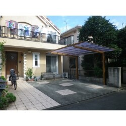 建物に合わせて木調のカーポートをご提案。柱・フレーム共に木調の為、住まいと街並みに調和するデザインとなっています。