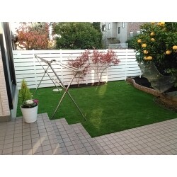 「白」のフェンスと人工芝の「緑」が良いコントラストでマッチしています。建物周りも雑草がかなり生えていたので白い砂利を敷き直しました。蚊も発生しにくくなり、お庭に出る機会が増えました。