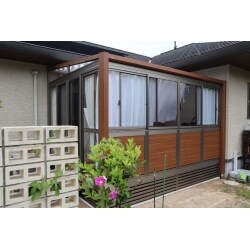洗濯物を干す部屋が欲しいとのご要望を頂きました。既存のウッドデッキを取外し、ルームをご提案。雨や砂埃もしっかりと防げるようになりました。もちろん、洗濯物以外でも憩いのスペースとしても使って頂ける快適なスペースとなりました。
