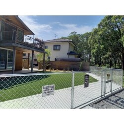 カリフォルニア風のお庭にしたいとご相談に来られたＴ様をご紹介。

木造の住宅と広い敷地、そしてお庭の外の立派な防潮林が特徴的なお宅でした。折角の広い敷地と借景を活かすため出来るだけ素材は少なくシンプルに、広々としたデザインにしました。
見た目のカッコよさはもちろんのこと、人工芝と砂利・石をベースにデザインすることで「ナチュラルテイストだけどローメンテナンス」を実現しています。