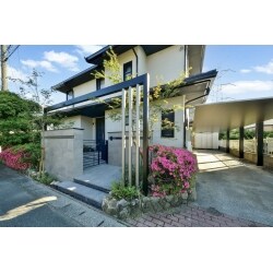 住宅リフォームに伴い外構も一新したいとご相談いただきました。
今回はある程度まわりの植栽や石垣を残しながら、門壁は石調のタイルを使い重厚感を、床と階段はボルケーノ平板を張り出し浮遊感を出し、フレーム・門扉は建物ブラックで、全体的にシックモダンなモノトーン外構でまとめてみました。
ダウンライトやスポットライトで夜の外構もしっかりと演出します。