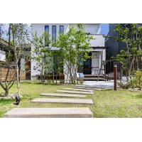 枕木のアプローチから広がる自然に囲まれたお庭