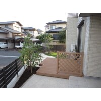お気に入りのウッドデッキのある庭で家族団らん