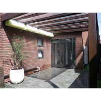 青空の下で広々とBBQを楽しめるガーデン