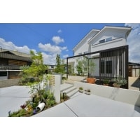 【新築】グリーンとライティングで温かく迎え入れる門まわり