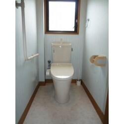 真っ白なトイレと青の壁紙でさわやかなトイレ空間です！