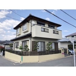 既存の外壁と同じ白系の塗料で明るく綺麗に！定期的な塗り替えで大切なご自宅の健康を保つことができます。
