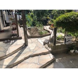 雨水の排水を改善することに加え、乱形石を施工することでぱっと明るい印象のお庭に。ガーデニングがもっと楽しくなるお庭になりました。