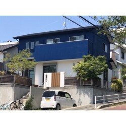 鮮やかなベネチアブルーと白のコントラストが印象的な外観です。
既存のドアやデッキの色とも調和しています。