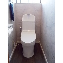 TOTO ZRを施工させていただきました。
ウォシュレット一体形便器です。清掃性、節電性も向上しております。
壁クロス、床も貼替え、モダンでスタイリッシュなトイレ空間になりました。