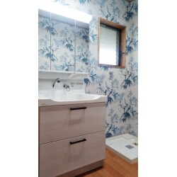 大きく描かれた鳥のクロスを貼って、洗面所が大きくイメージチェンジしました。