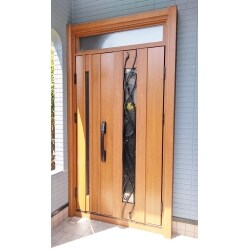 YKKap ドアリモを施工させていただきました。
リフォーム専用の商品で、古い扉を外して、新しい枠・扉を取付。
最新のドアが1 日で施工できます。
