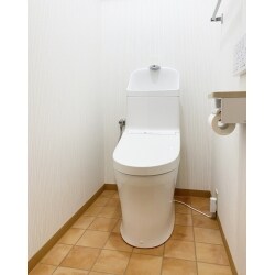 床の下地・根太組みを強めに行い、丈夫にしました。
トイレもウォシュレット機能が優れており、壁リモコン・節水型・フチレスと今まで使用していた物より、使い勝手が良くなりました。
明るく清潔感あふれる内装で、トイレも広く感じます。