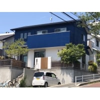 ベネチアブルーの印象的な外壁!