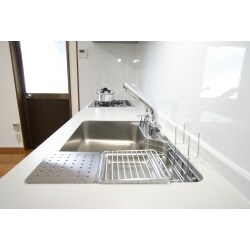 キッチン周りをスッキリさせるために、収納を増やし、ビルトイン型の浄水器を採用しました。