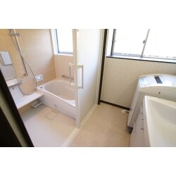 床は乾きやすく滑りにくい素材を使用し、入口は折り戸から出入りしやすい一枚引戸を取り入れました。