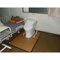 介護ベッド横に水洗トイレ