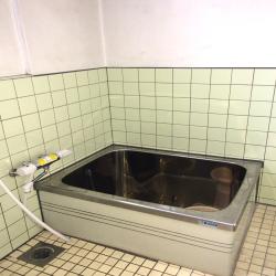 剥がれかかっているタイルをはがして下地調整をし新しいタイルに貼り換えました！