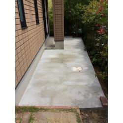 既存の排水マスをかさ上げして、10ｃｍ程の厚みでコンクリートを打ち、庭木に型枠を入れてしっかりと区分けをする。車庫屋根は透明性の有る素材に張替え。