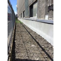 既存スレート壁の固定金具を部分的に取外し、造作した水切り板金を差し込み、再度スレート壁を固定。基礎ブロックに防水材を混ぜて上塗りを施してます。