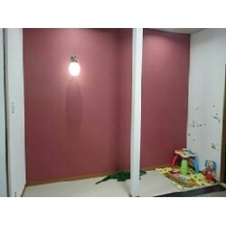 リビング一角のお仕事スペースには奥様お気に入りのクロスでアクセントを！更に丸いフォルムの照明で女性らしらをプラス。すっかり上品な空間となりました。
