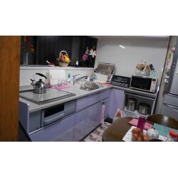 以前は流し台だったこちらのお宅。システムキッチンへの交換をご希望、そしてそれを流し台の時と同じ並びでコンロ、シンク、作業台を作りたい、というご要望でした。
