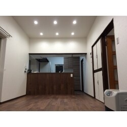 部屋の寸法に収まるキッチンで
キッチンの扉材と床の色を合わせ統一感を
食卓設置予定場所はダウンライトでスマートに