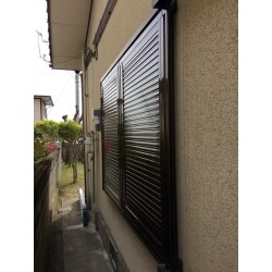 雨戸が古くなって開かなくなった。